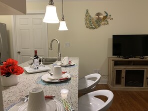 Dining - NEW! Cozy Inlaw suite- in Brookhaven (Atlanta)