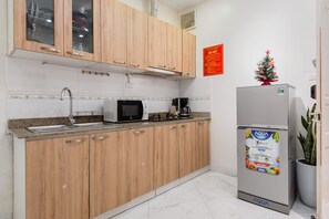 Fridge, microwave, stovetop, coffee/tea maker - Chez Max's Elegant Fullhouse Minutes to the Old Quarters (Hanoi)