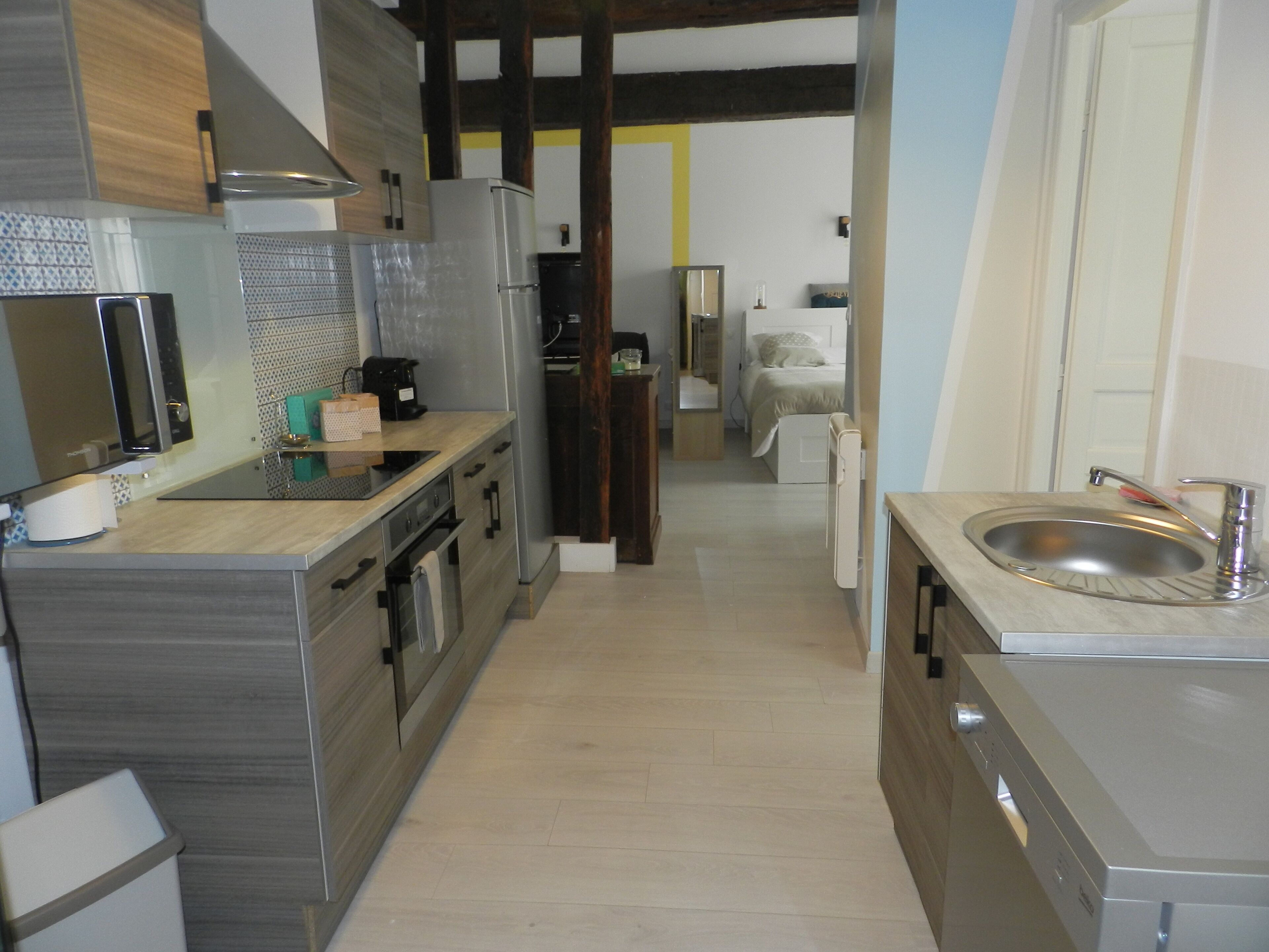 Réfrigérateur, micro-ondes, four, plaque de cuisson