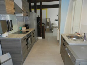 Kühlschrank, Mikrowelle, Ofen, Herdplatte