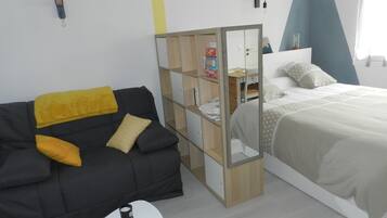 Desk, iron/ironing board, WiFi, bed sheets