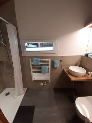 Douche, sèche-cheveux, serviettes fournies, savon