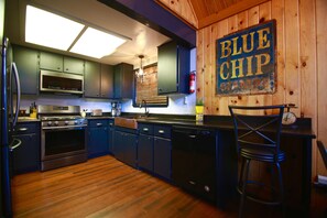Fridge, microwave, oven, stovetop - Lake Arrowhead mountain chalet in the treetops with lake view (Lake Arrowhead)