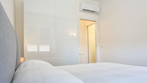 Une chambre d’hôtel équipée d’un lit, d’une armoire et d’un appareil de climatisation.