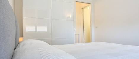 1 bedroom, bed sheets