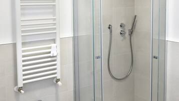 Doccia, bidet, asciugamani