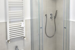 Een douche, een bidet, handdoeken