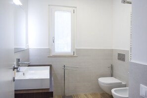 Douche, bidet, serviettes fournies