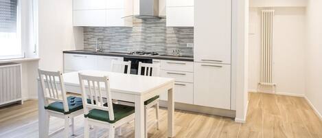 雪櫃、焗爐、洗碗機、餐桌