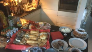 Una mesa de buffet con diversos alimentos y bebidas.