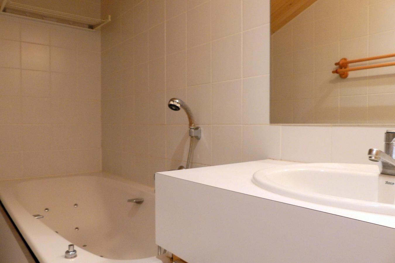 Une salle de bain avec une baignoire, un lavabo et une douche.