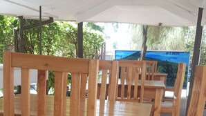 朝食、ランチ、ディナーに営業