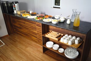 Tägliches Frühstücksbuffet (10 USD pro Person)