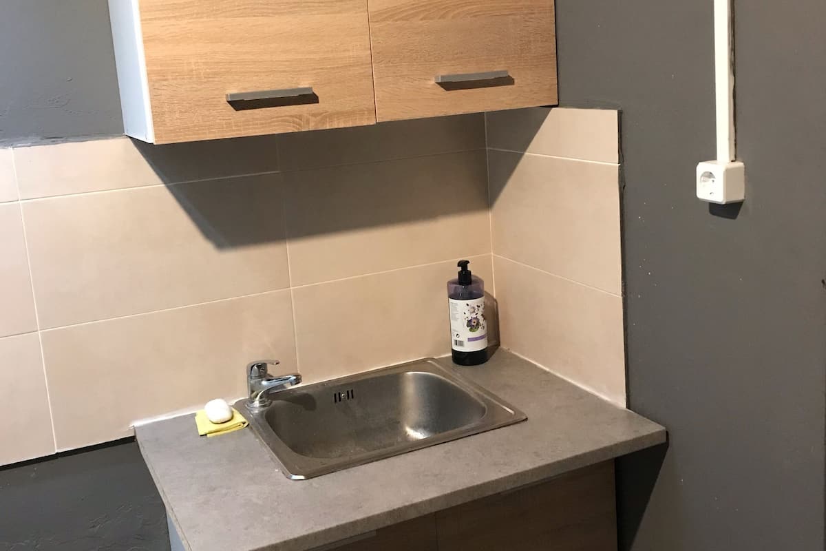 Appartamento Basic (Ground Floor) | Cucina privata | Frigorifero con congelatore, pentole/stoviglie/utensili
