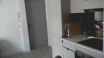 Een koelkast, een oven, een kookplaat, een vaatwasser