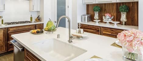 Microwave, dishwasher, coffee/tea maker, cookware/dishes/utensils