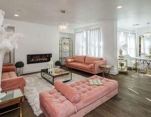 Televisión y chimenea 