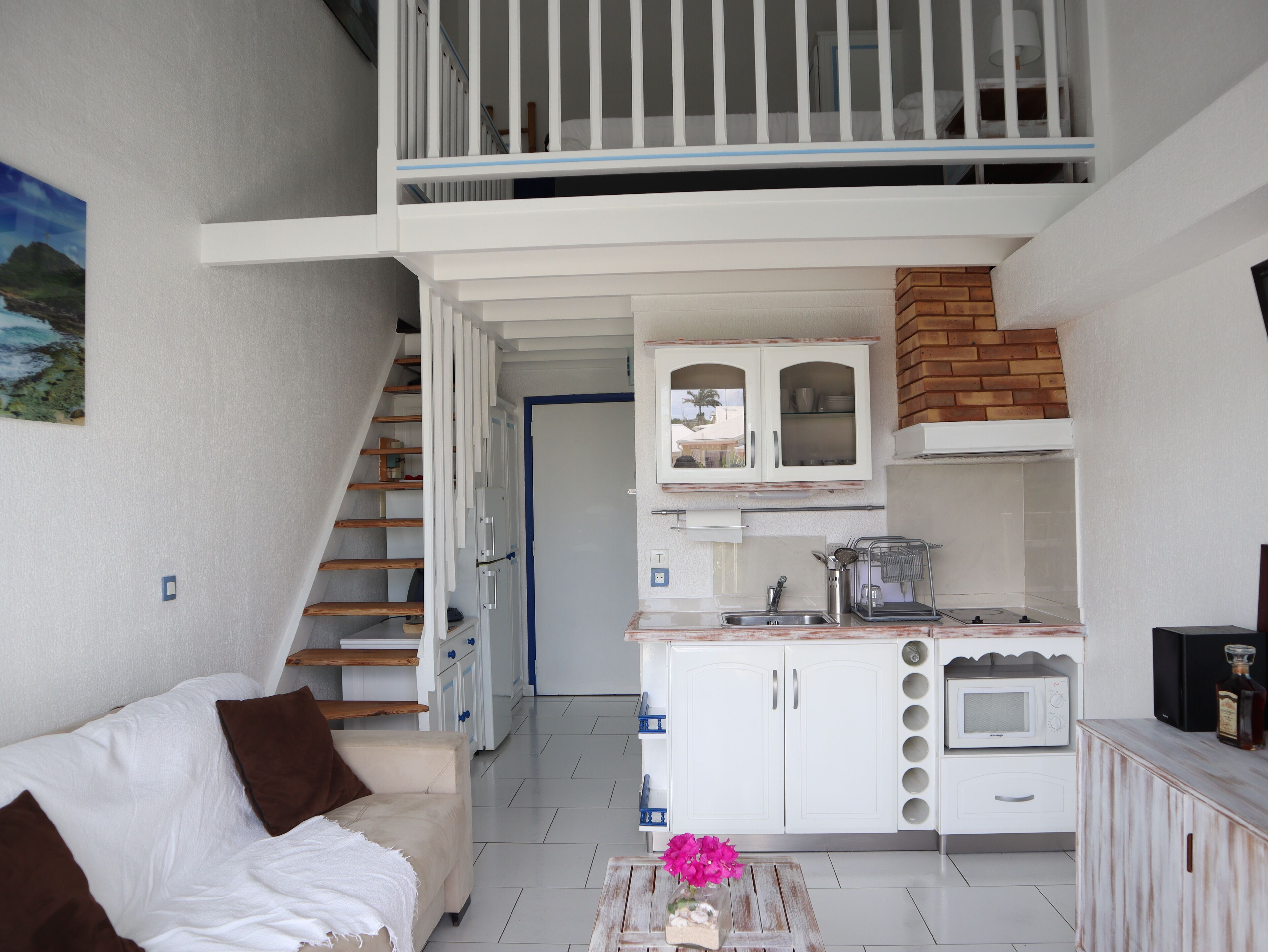 TV, DVD-spiller, bøker og stereoanlegg