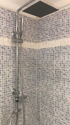Shower, hair dryer, toilet paper - Duplex apartment located opposite the Golf de Saint-François.  (Saint-François)