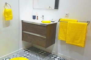 Dusche, Haartrockner, Handtücher, Seife