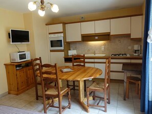 Kühlschrank, Mikrowelle, Ofen, Geschirrspüler