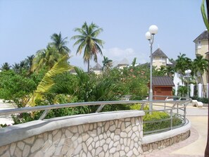 Property grounds - Luxurious beach front self-catering apartment in the heart of Ocho Rios Jamaica (Ocho Rios)
