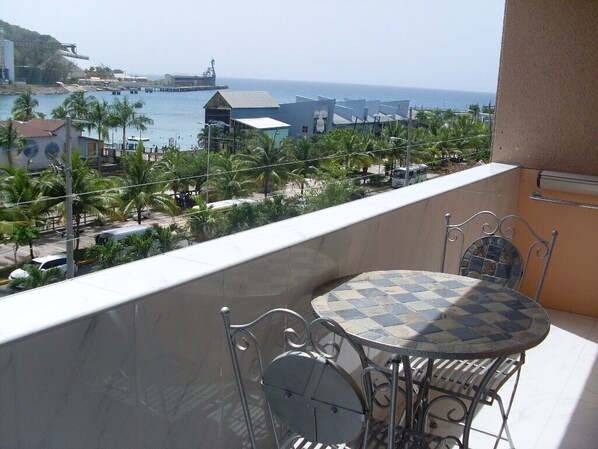 Outdoor dining - Luxurious beach front self-catering apartment in the heart of Ocho Rios Jamaica (Ocho Rios)