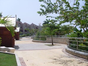 Property grounds - Luxurious beach  front self-catering apartment in the heart of Ocho Rios Jamaica (Ocho Rios)