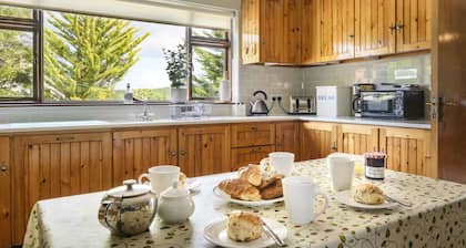 Beautifully refurbished 5 bedroom house, sleeps 10, 3 mins by car from Westport.