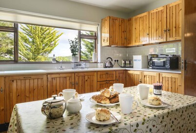 Beautifully refurbished 5 bedroom house, sleeps 10, 3 mins by car from Westport.