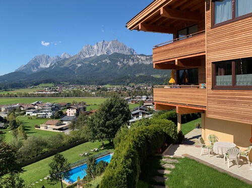 Charming family apartment with mountain views, 2 bed- and bathrooms and balcony
