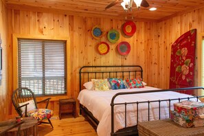4 bedrooms, iron/ironing board, WiFi, bed sheets - Cabin on Lake Keowee just minutes from Clemson, lake front property with firepit (Six Mile)