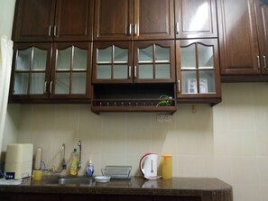 Fridge, cookware/dishes/utensils