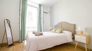 2 dormitorios, tabla de planchar con plancha, ropa de cama