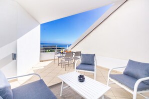 Outdoor dining - Cap Lobster - spacious apartment with magnificent sea view near the beach (Saint-Gilles-les-Bains)