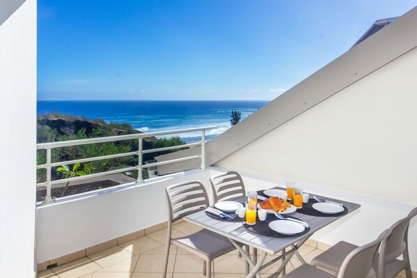 Outdoor dining - Cap Lobster - spacious apartment with magnificent sea view near the beach (Saint-Gilles-les-Bains)