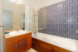 Combined shower/bathtub, hair dryer, towels, toilet paper - Cap Lobster - spacious apartment with magnificent sea view near the beach (Saint-Gilles-les-Bains)
