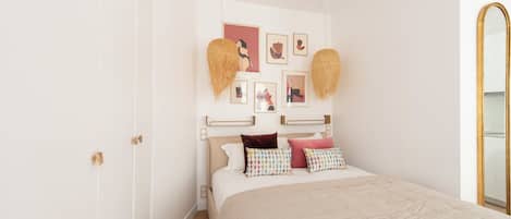 Iron/ironing board, free WiFi, bed sheets