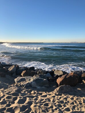 Vlak bij het strand, ligstoelen aan het strand, strandlakens