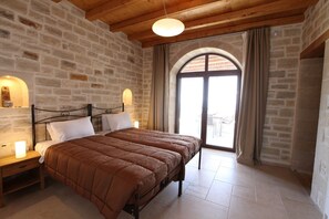 4 bedrooms, in-room safe, iron/ironing board, travel crib - Spacious 4 bedroom villa with large heated pool, walking distance to the village (Rethymnon)