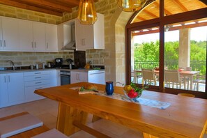 Een koelkast, een magnetron, een oven, een kookplaat