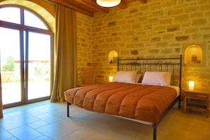 4 chambres, coffres-forts dans les chambres, fer et planche Ă repasser