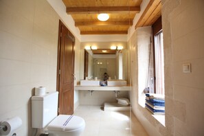 Een douche, een haardroger, handdoeken, zeep