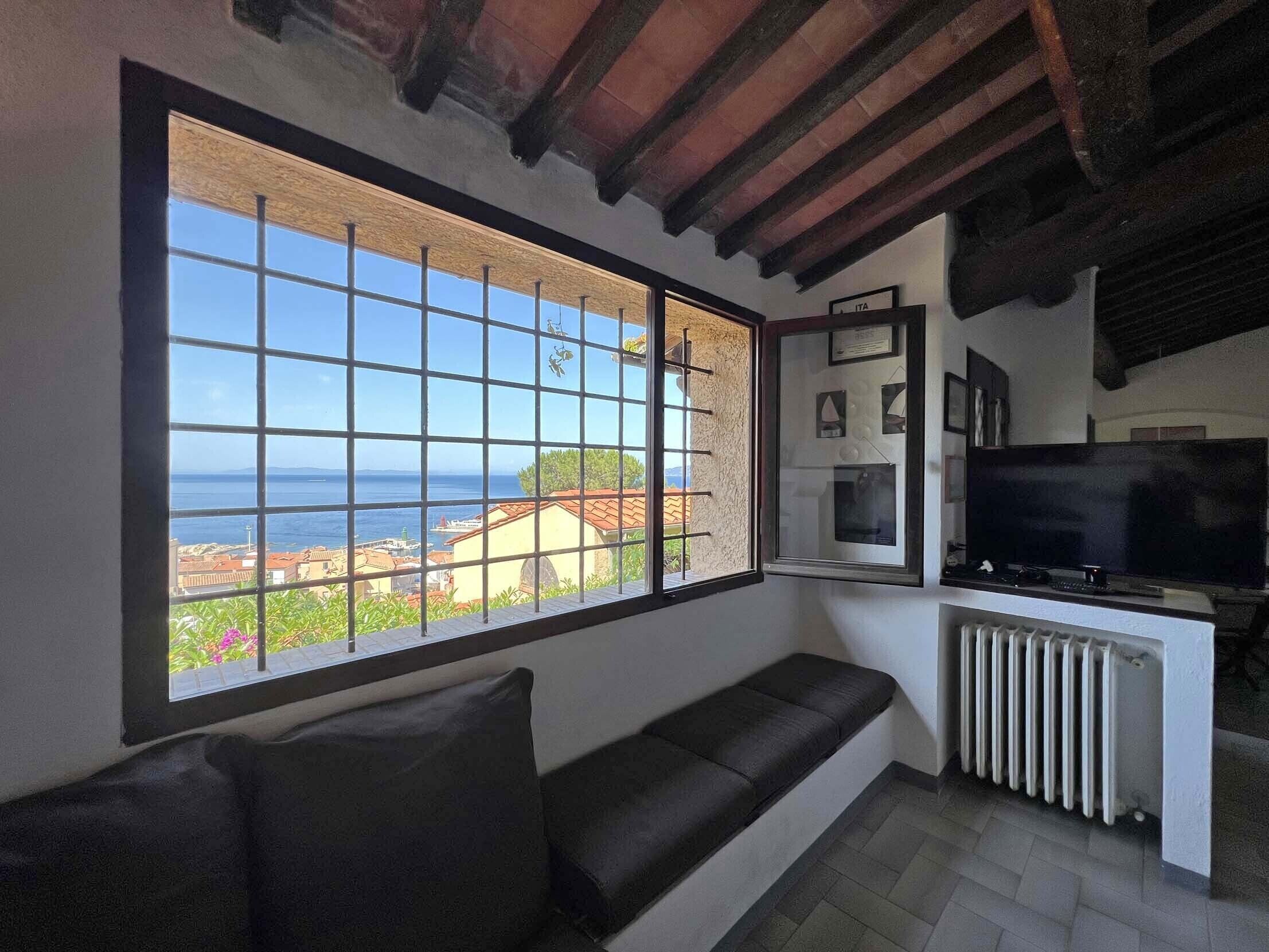 テレビ、暖炉、DVD プレーヤー、書庫