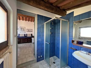 Douche, sèche-cheveux, bidet, serviettes fournies