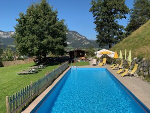 Una piscina al aire libre, una piscina climatizada