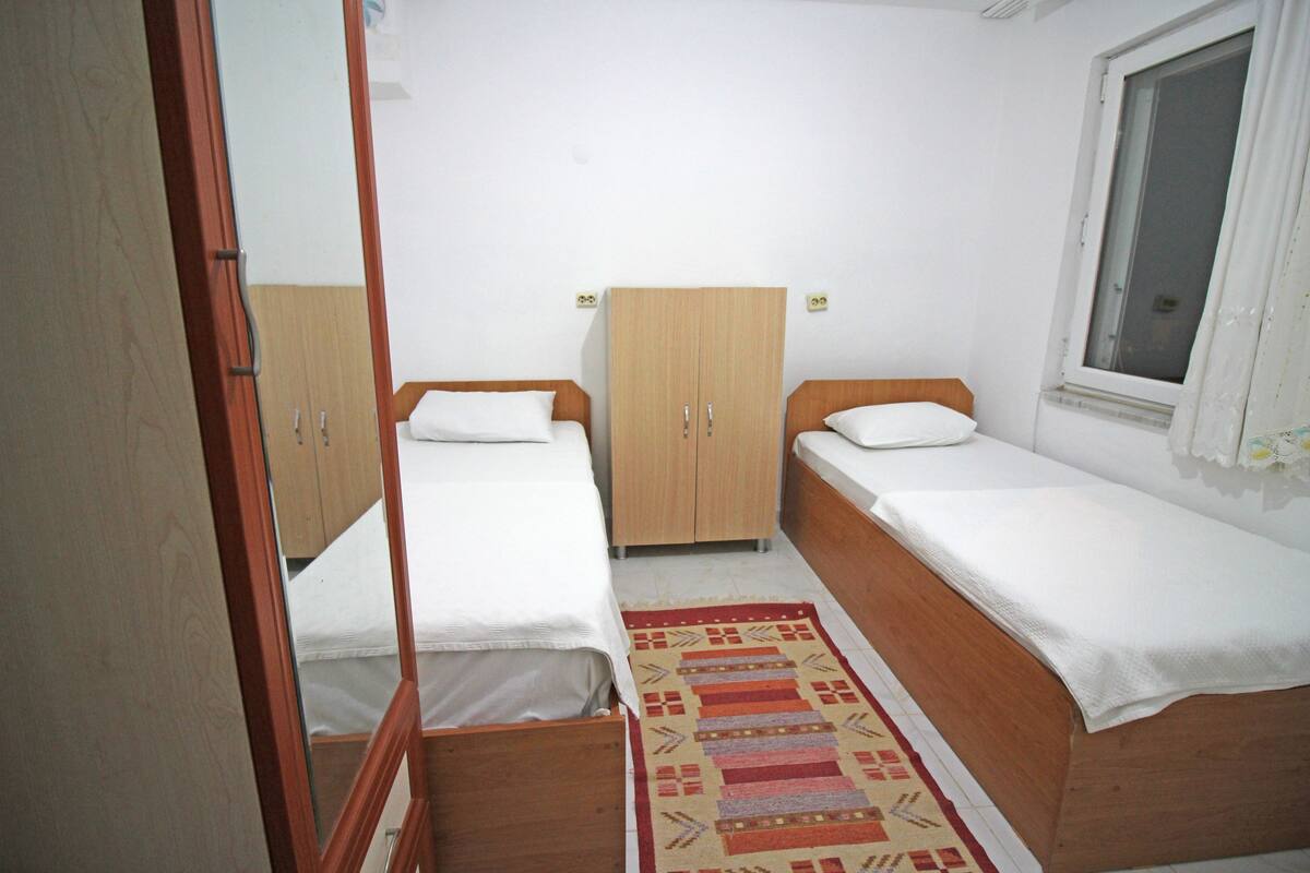 Habitación triple económica | Minibar, wifi gratis y ropa de cama