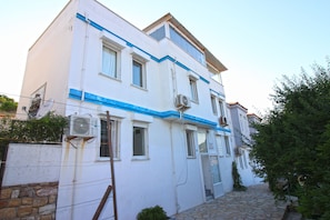 Vista frontal de la propiedad