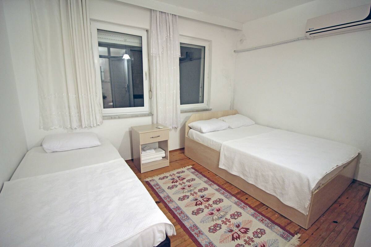 Habitación triple estándar | Minibar, wifi gratis y ropa de cama