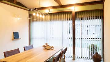 House (UMINEKO, For 4 People) | In-room dining